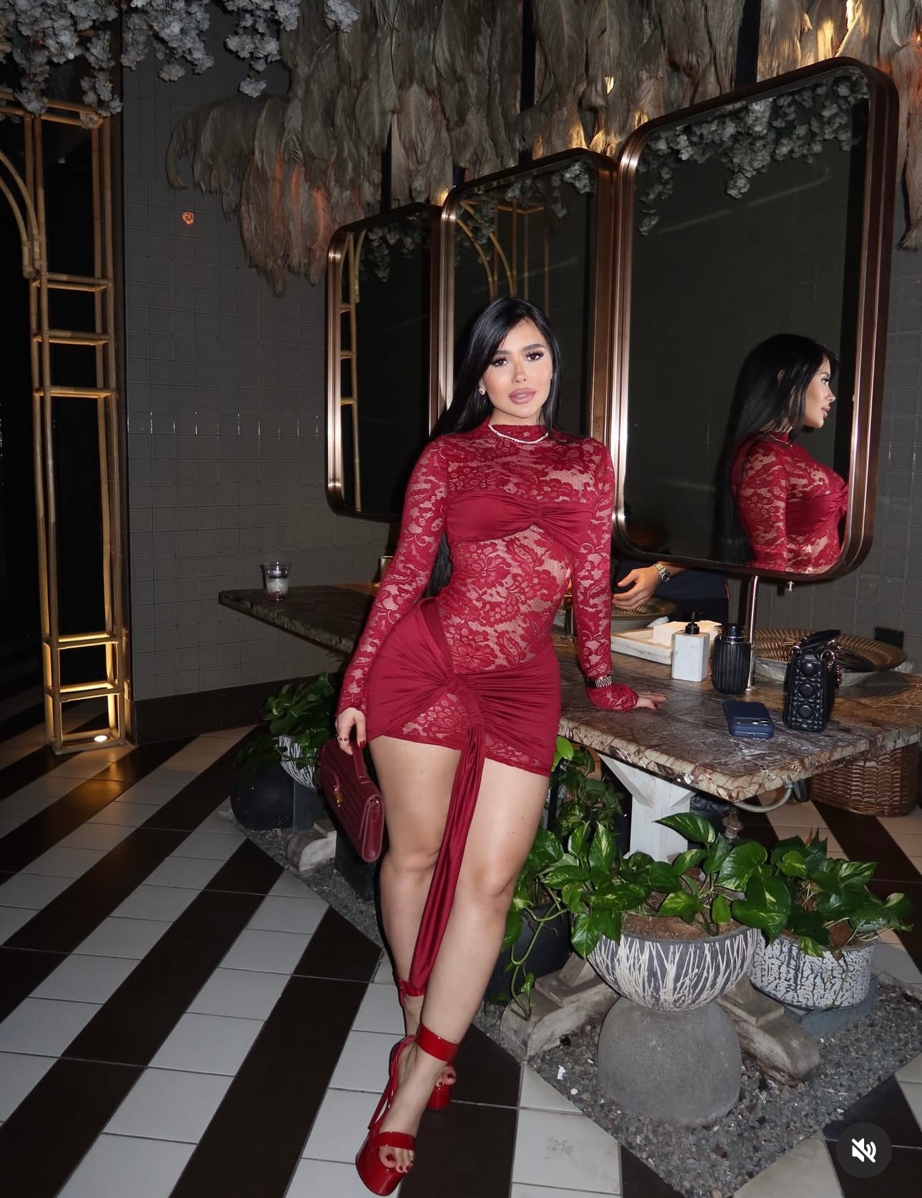 I'll Tell You What I Need Mini Dress Rojo Vino