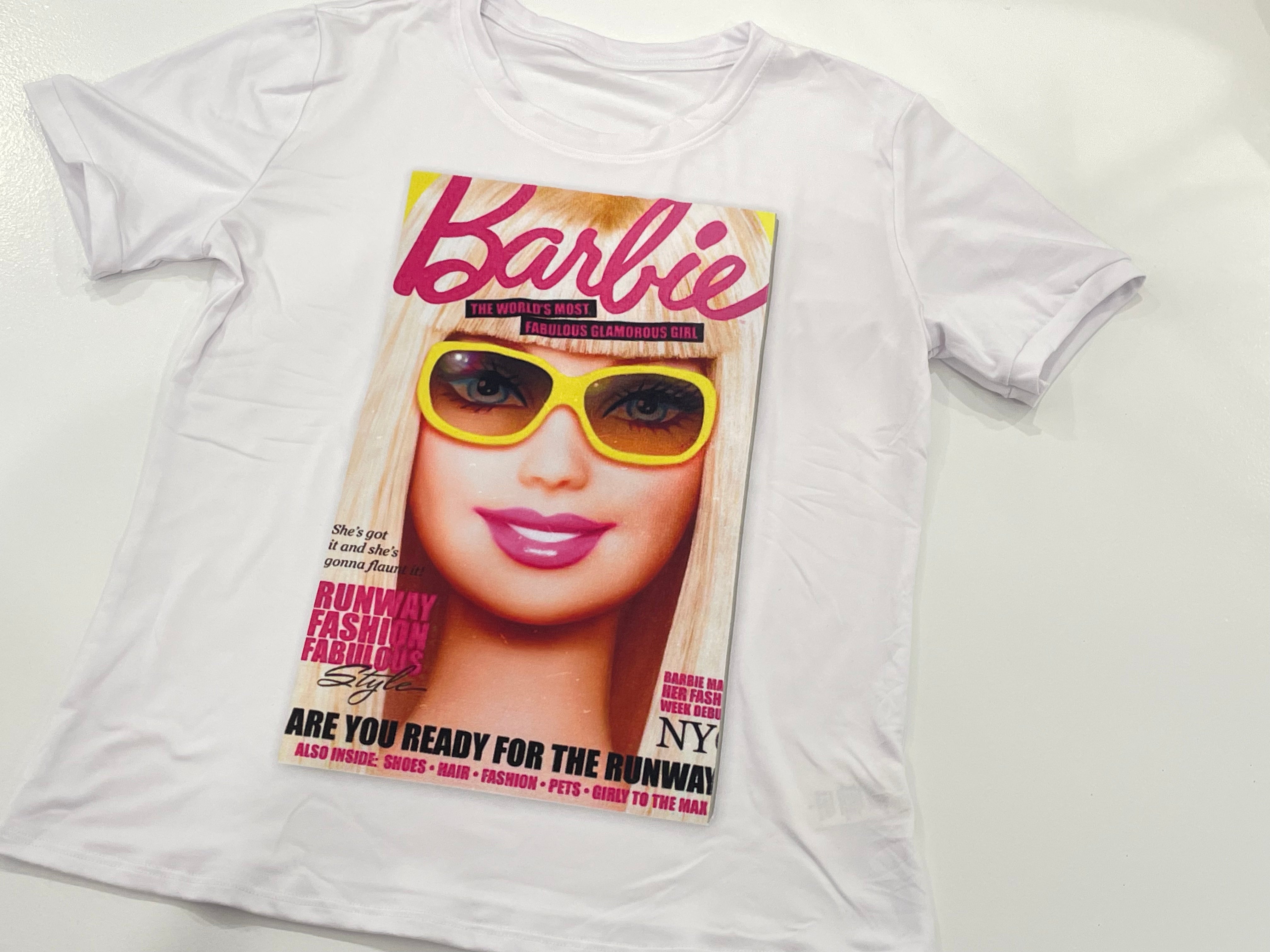 T-shirt essentiel for Sale avec l'œuvre « Yacht Barbie rose » de l'artiste  DreamerBot